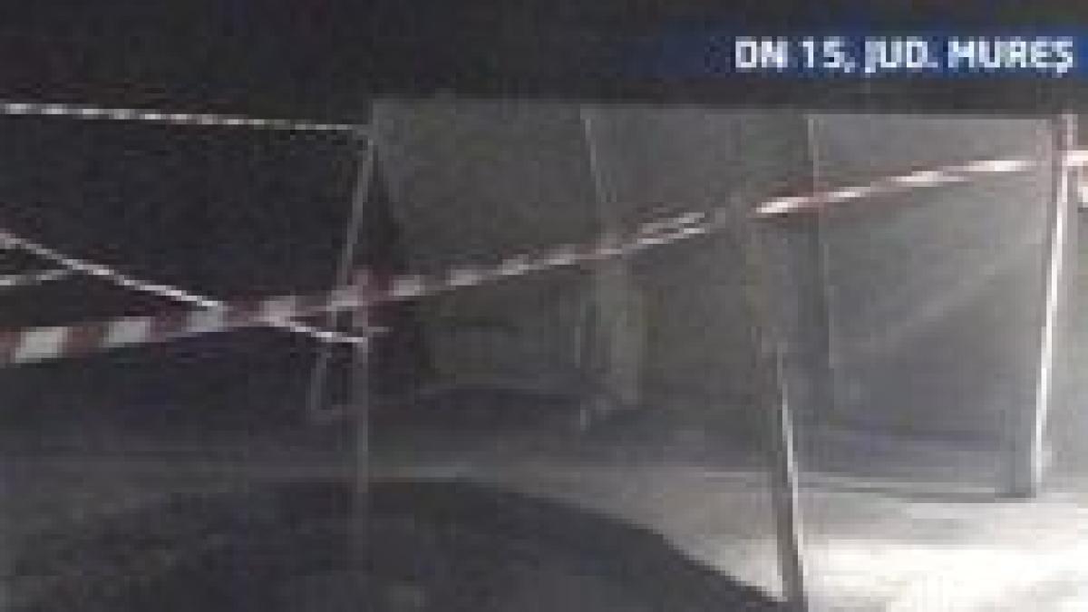 crater de doi metri in mijlocul unui drum national romanesc video