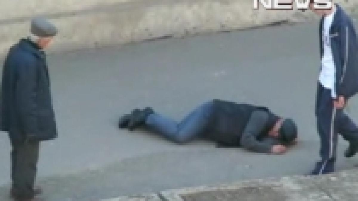 romanii buni samariteni sau nu ajuti pe cineva daca il vezi cazut pe strada video