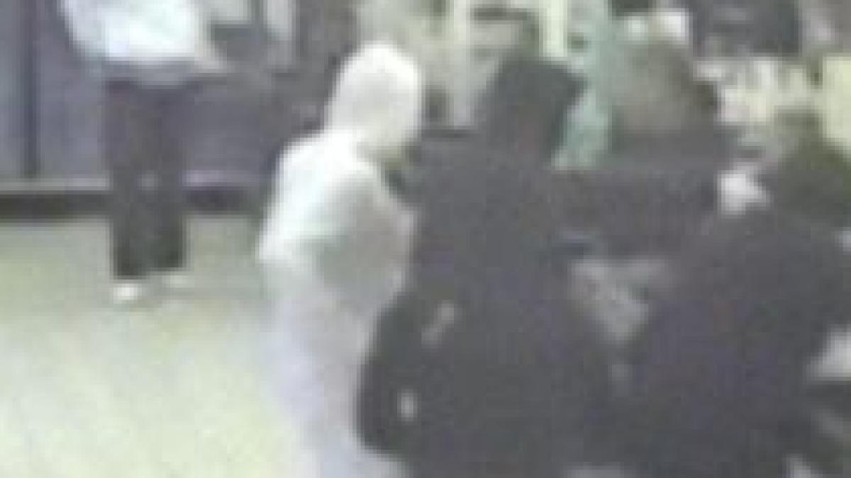 trei tineri filmati in timp ce jefuiau un magazin din roma video