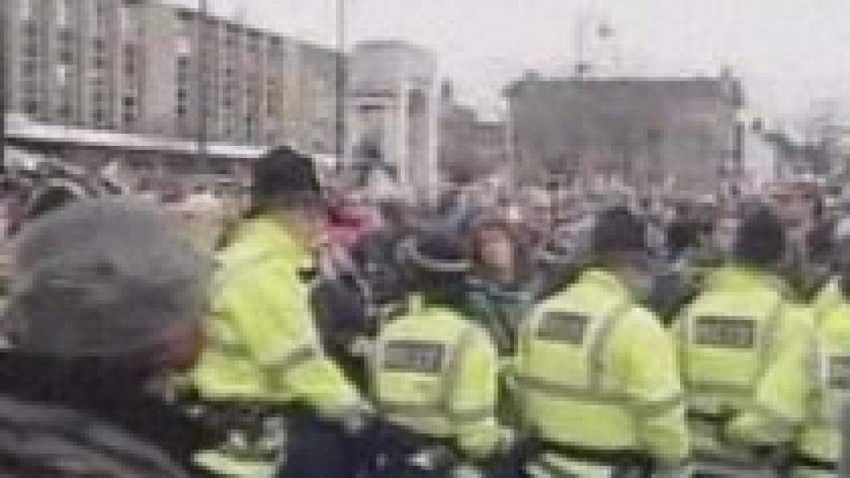 violente intre extremisti de dreapta si antifascisti in anglia video