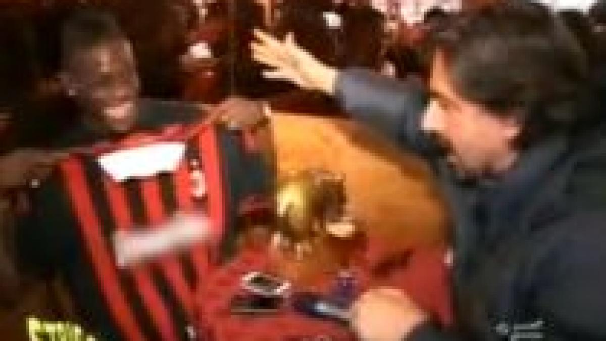 interistul balotelli gafeaza din nou s a imbracat in tricoul lui ac milan video