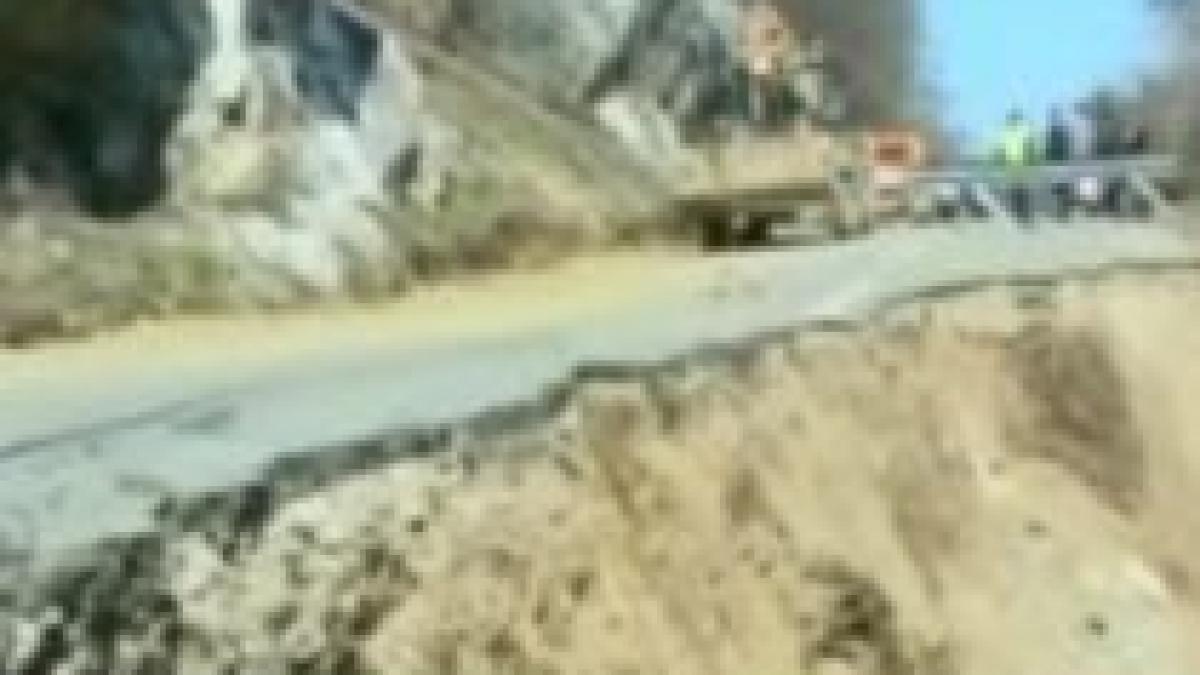 traficul pe dn57 este blocat dupa o alunecare de teren
