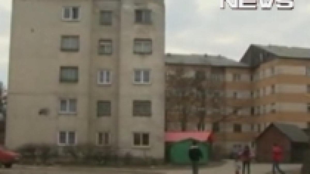 un copil de un an a cazut de la etajul patru al unui bloc in timp ce tatal lui dormea video
