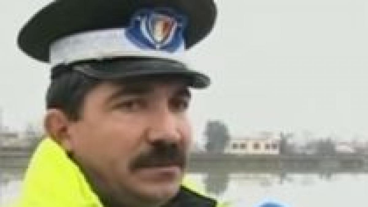 politistul salvator s a aruncat in apele jiului pentru a scoate o femeie de 60 de ani video