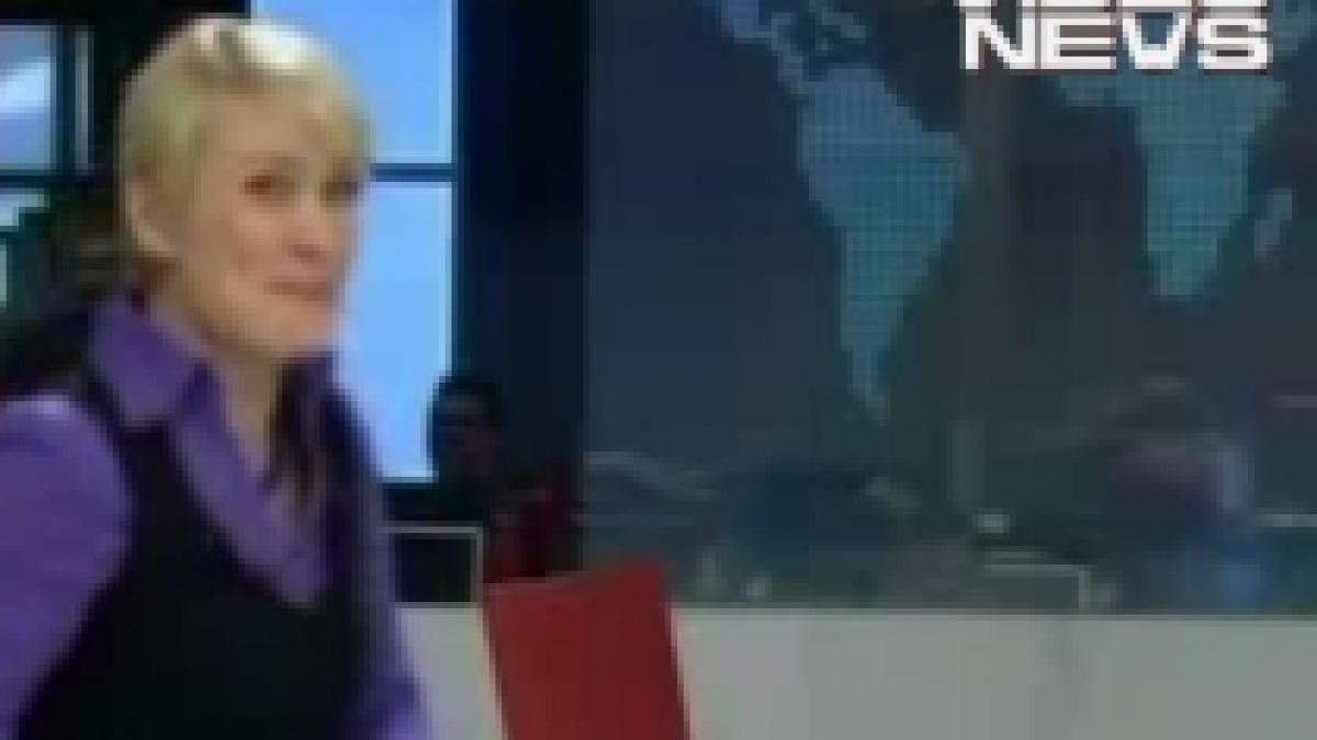 o prezentatoare cade de pe scaun in direct video