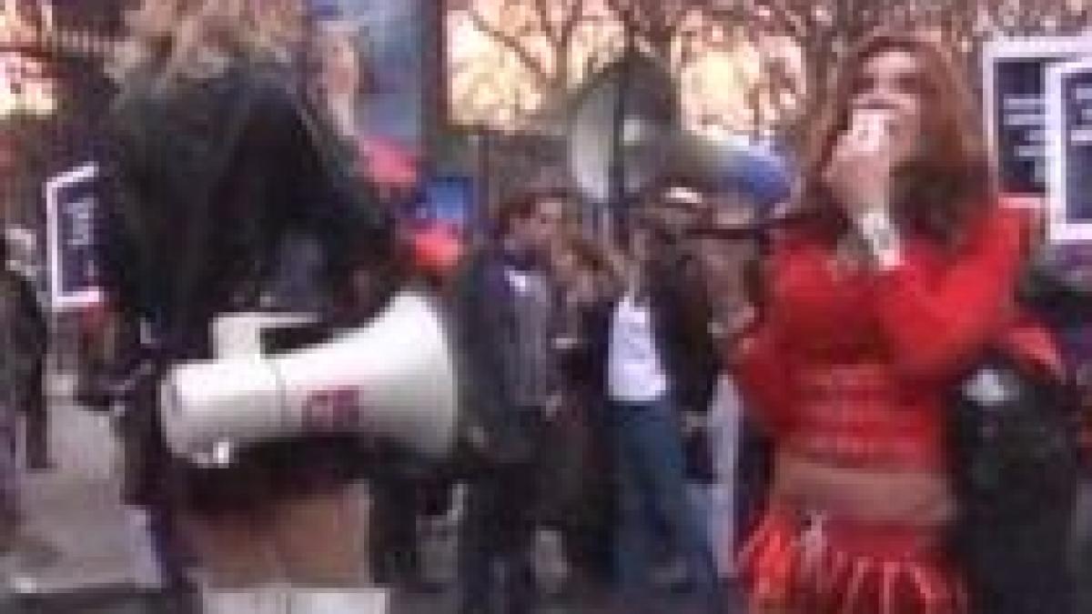 prostituatele franceze au iesit pe strazile parisului pentru a cere legalizarea meseriei video