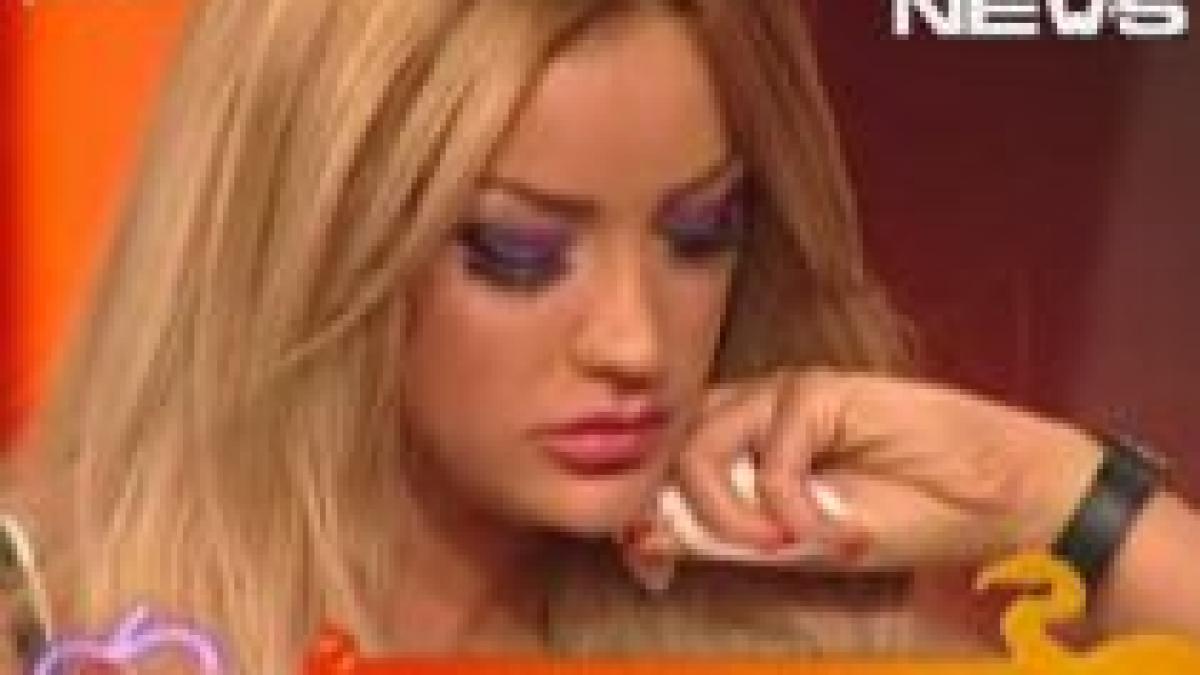 bote pentru mine bianca nu mai exista blonda a lesinat in direct video