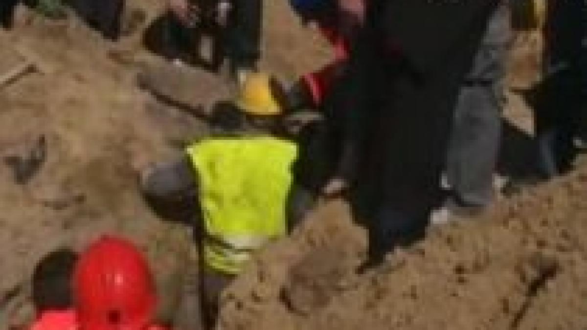 muncitor din galati la un pas de moarte dupa ce un mal de pamant a cazut peste el video