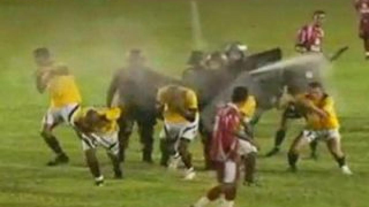 in brazilia nu te pui cu arbitrul jucatorii ce protestau au fost calmati cu sprayuri lacrimogene