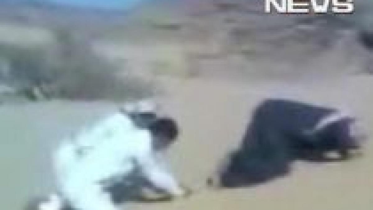 un arab se rostogoleste in timpul rugaciunii video