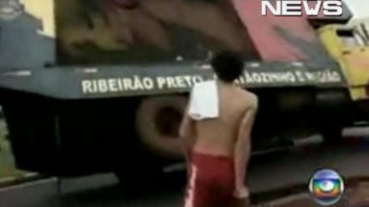 la un pas de tragedie un camion plin cu suporteri s a rasturnat din cauza greutatii video