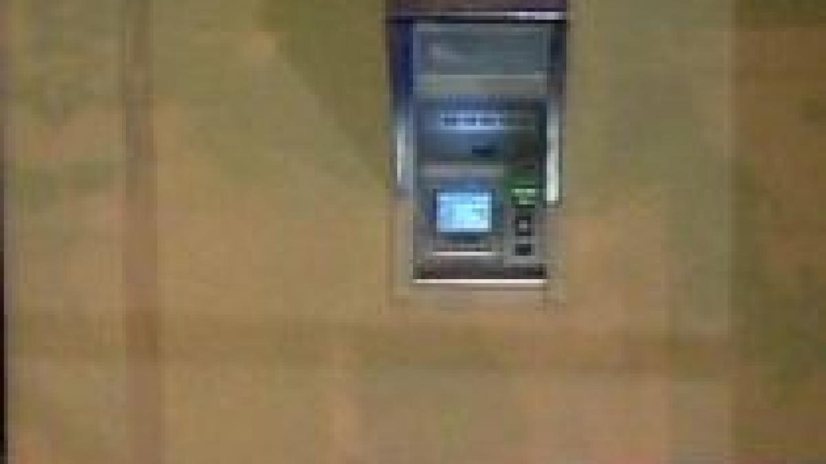 patru barbati au jefuit un bancomat din capitala doi paznici la spital video