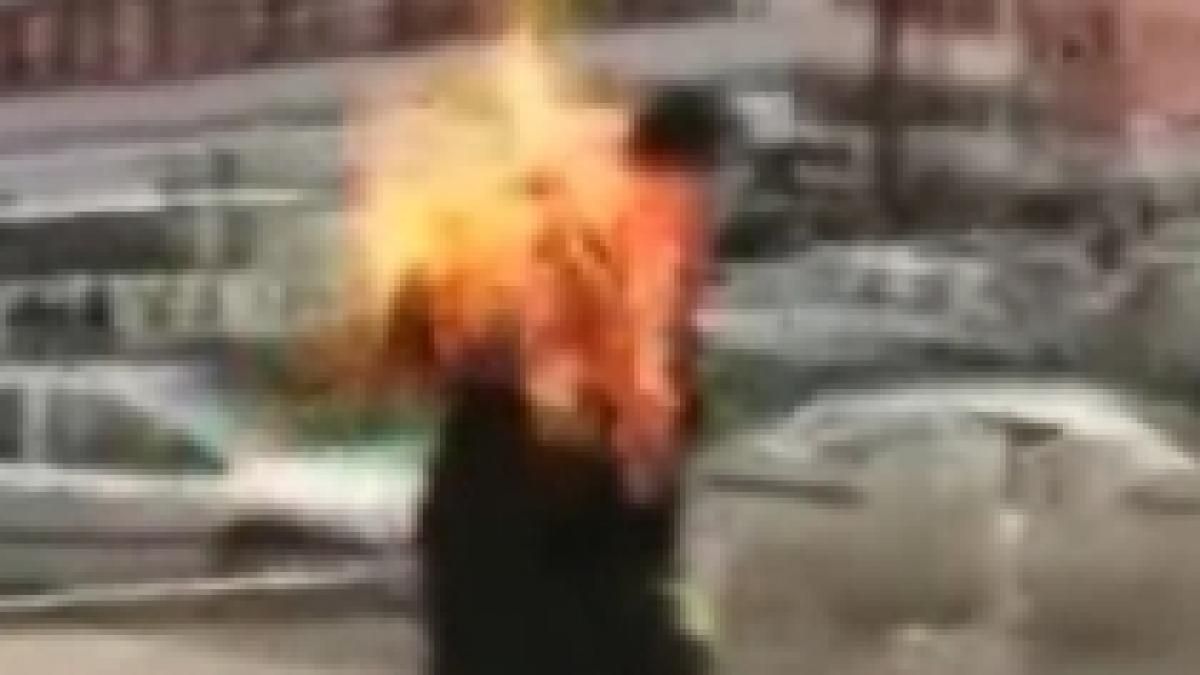 un barbat din turcia a fost filmat in timp ce si a dat foc imagini socante