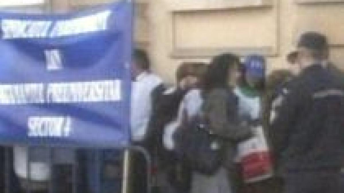 angajatii din invatamant nu renunta la proteste ministerul educatiei pichetat de 150 membri fsli si