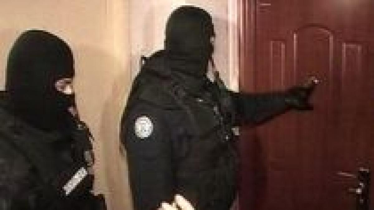 patru tineri suspectati ca fac parte dintr o retea de spargatori de locuinte retinuti in capitala