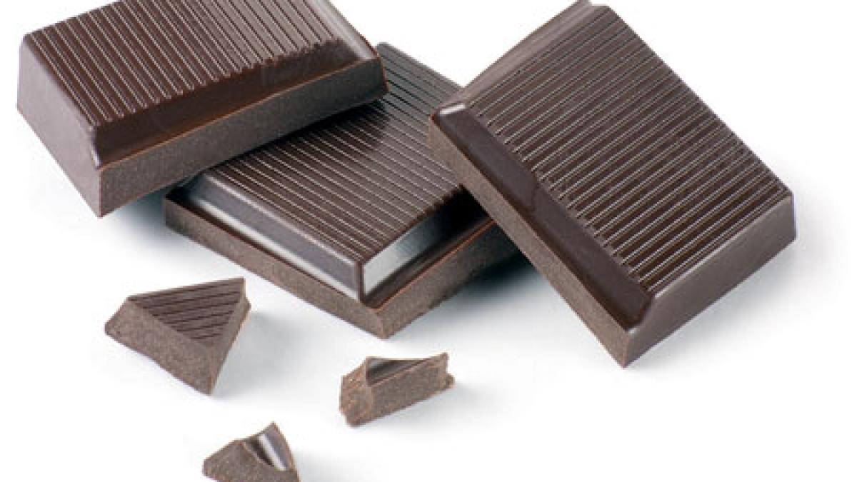 studiu 100 grame ciocolata neagra pe zi reduc riscul de infarct cu 40