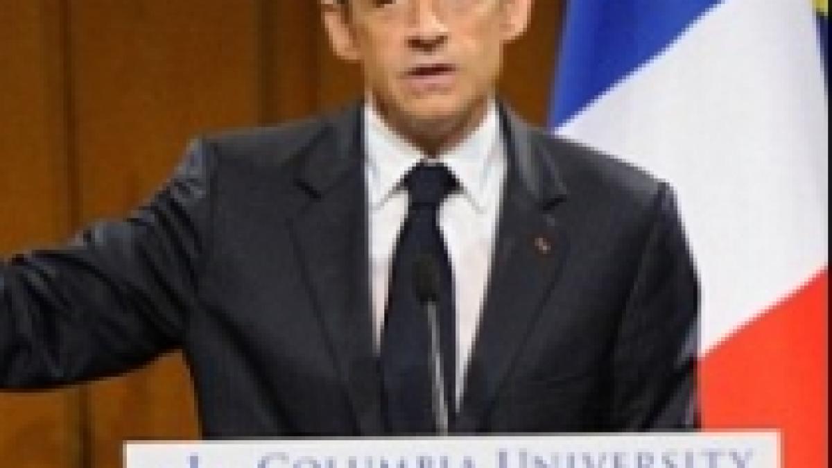 a renuntat la scaun dar si a construit tribuna sarkozy ironizat din nou pe seama inaltimii foto