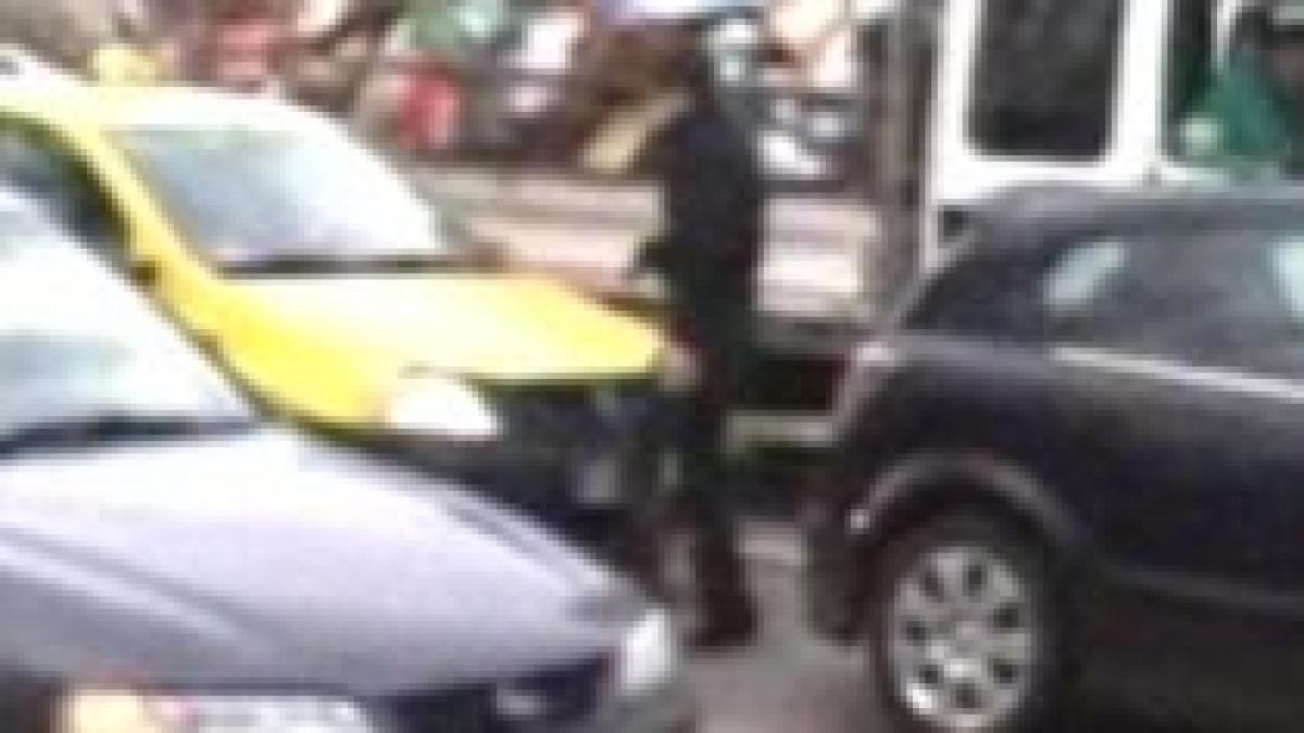 jungla in trafic mai multi barbati se bat intr o intersectie din capitala video