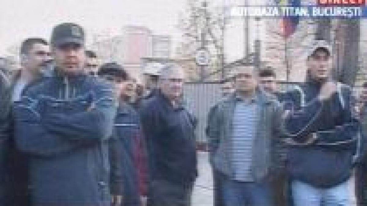 protest spontan al angajatilor ratb oamenii sunt nemultumiti de salarii video