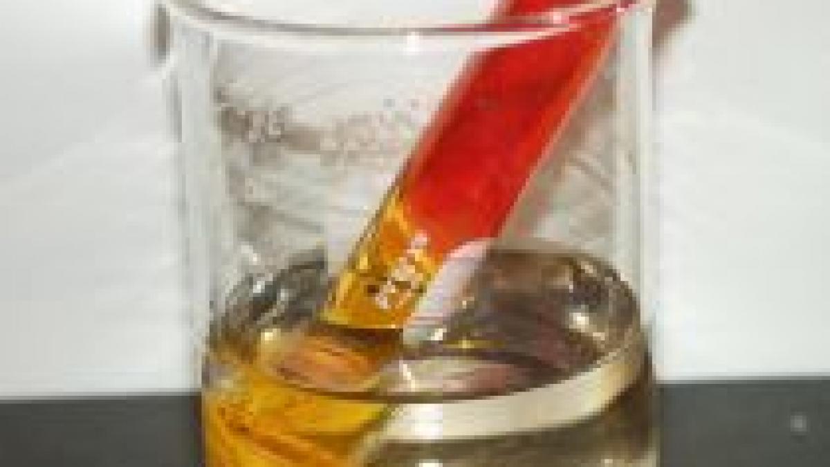 sua o tanara si fiica ei stropite cu acid de o femeie