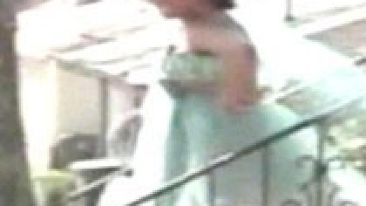 eleva din sua data afara de la balul de absolvire din cauza rochiei indraznete video