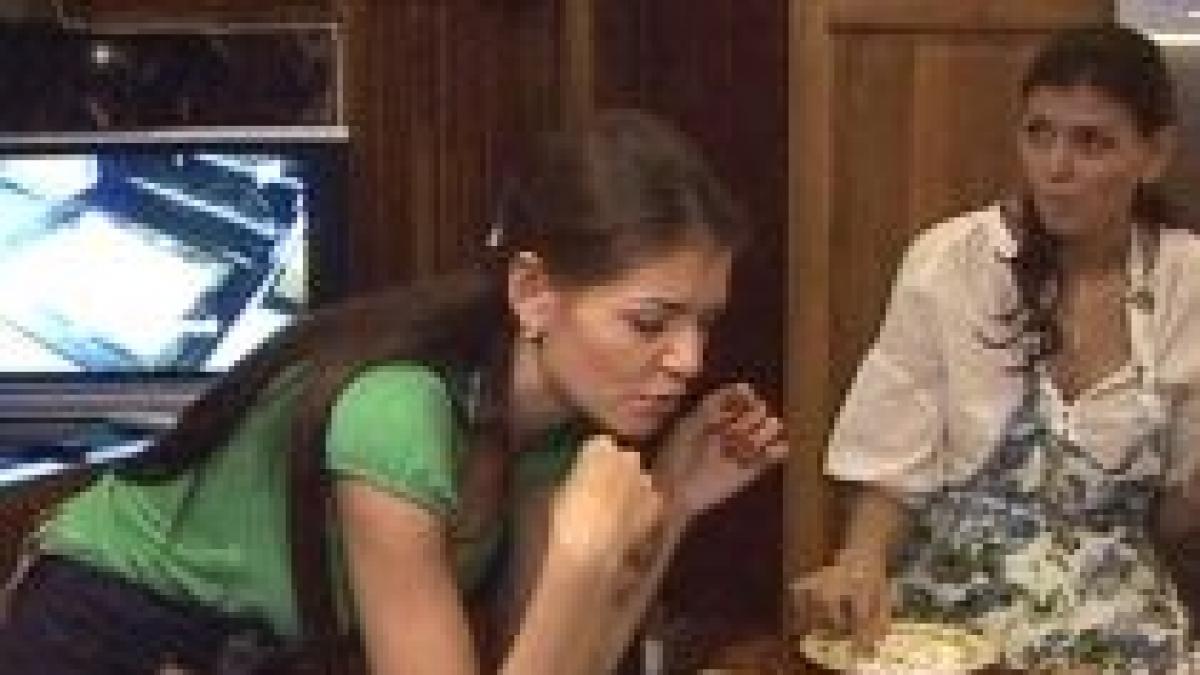 monica columbeanu s a pus pe gatit pasca si cozonaci video