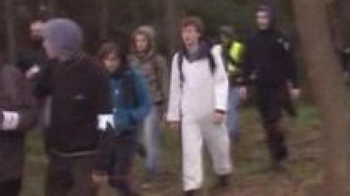 belgia baza militara invadata de militanti impotriva bombelor nucleare video