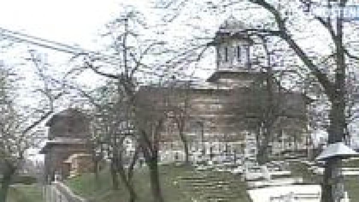 biserica veche de un secol lovita de un fulger video