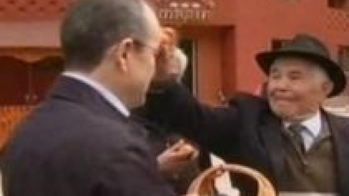 Premierul Boc a primit un ou în cap de la tatăl său (VIDEO)