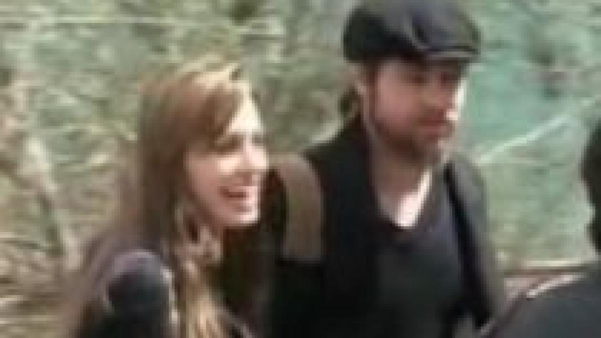 angelina jolie si brad pitt au vizitat refugiatii din bosnia si hertegovina video