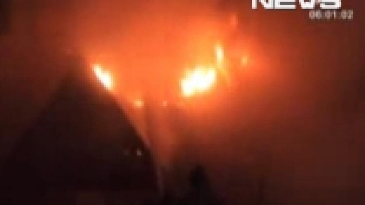 o cabana din muntii parang a fost complet distrusa in urma unui incendiu video