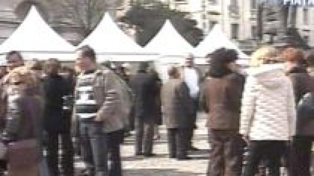 medicii de familie acorda consultatii gratuite in piata revolutiei video