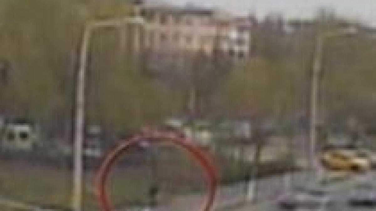 imagini surprinse de camerele de supraveghere cu tanarul care l a batut pe un batran la craiova