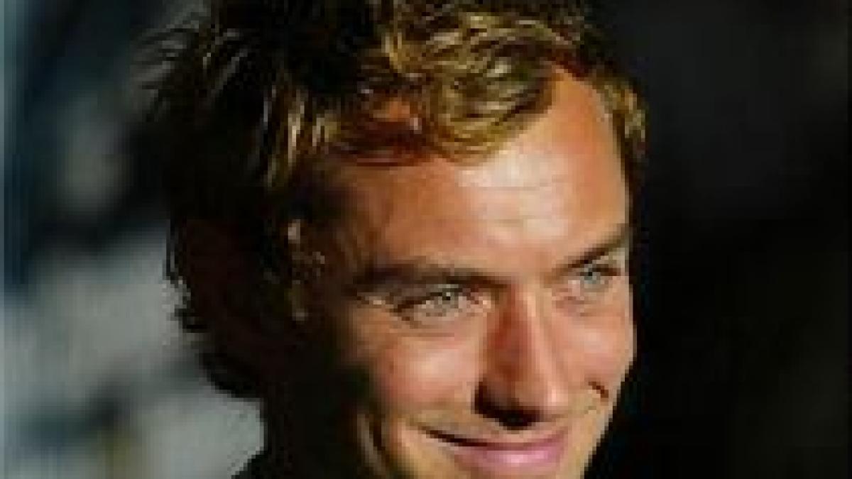 jude law va primi 10 000 de euro de la o revista britanica pentru publicarea de fotografii cu el si