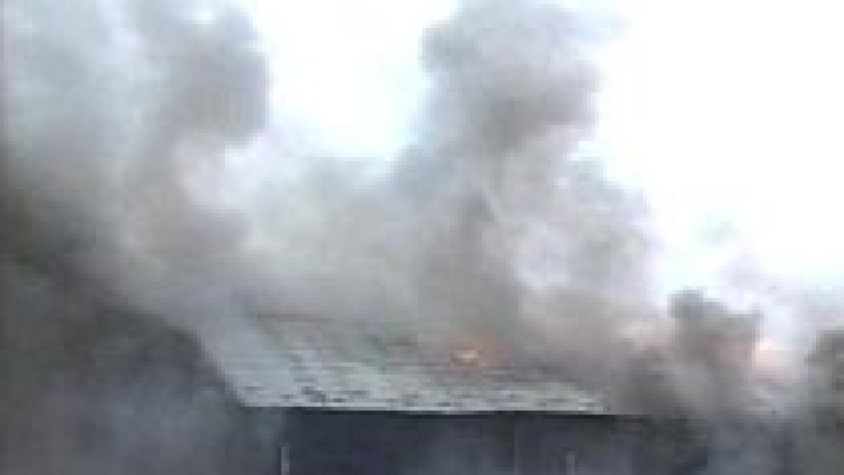 incendiu puternic la o cladire de langa vama bors video