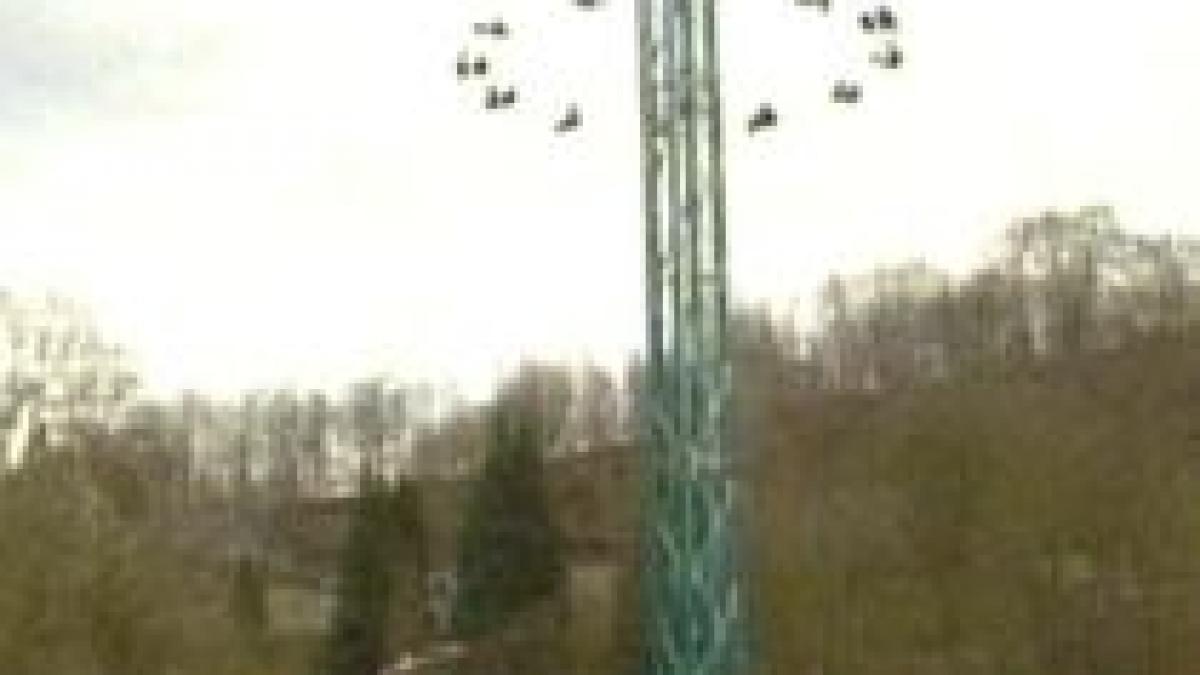 trei ore de groaza pentru cativa copii blocati la 25 de metri inaltime intr un carusel