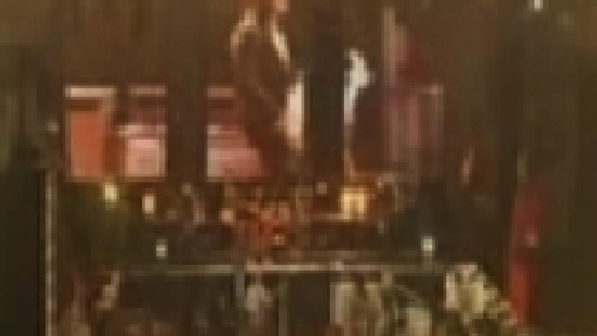 trupa guns n roses urmarita de ghinion doua concerte anulate din cauza prabusirii scenei