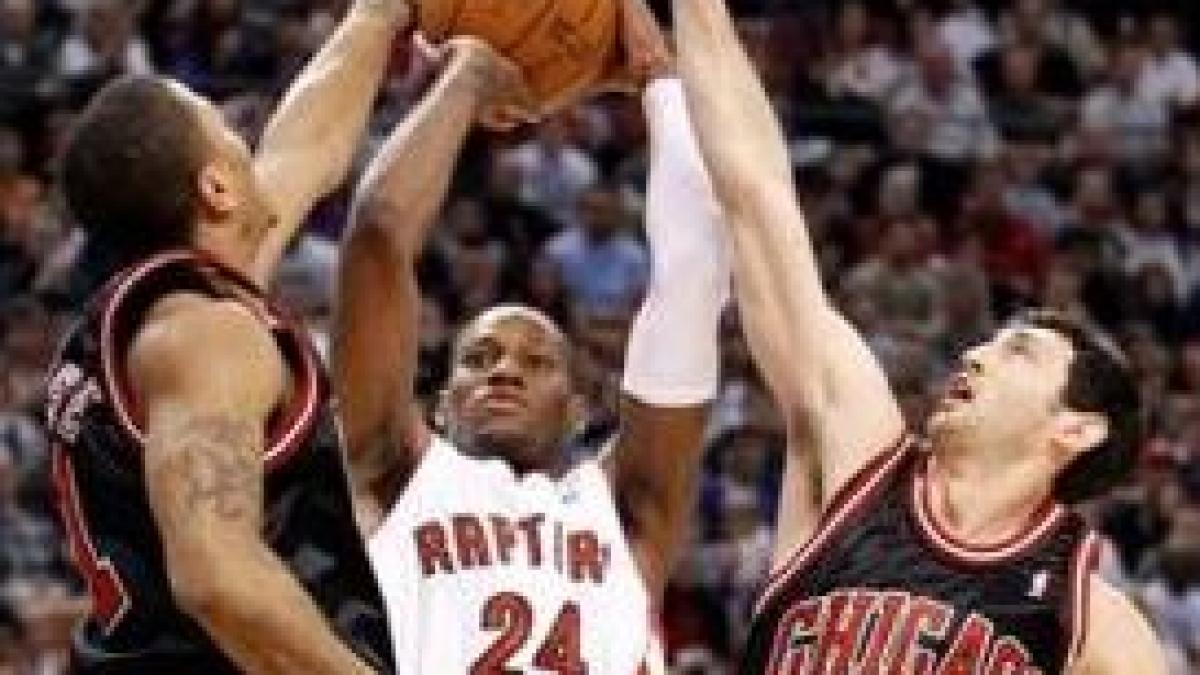 chicago bulls castiga la toronto si ia fata celor de la raptors in lupta pentru playoff