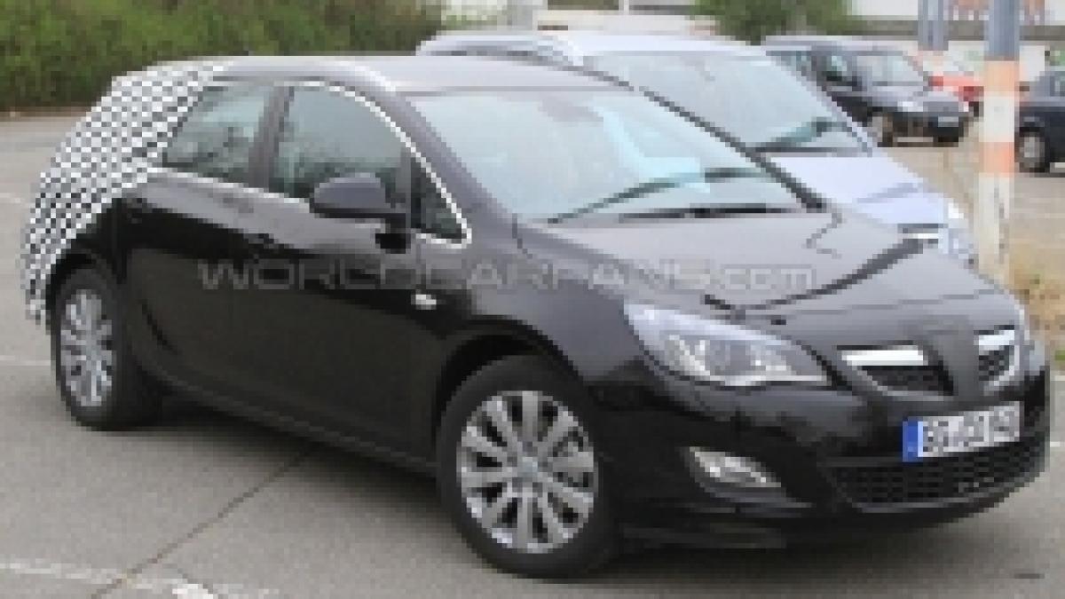 opel astra sports tourer 2011 surprins in imagini spion foto