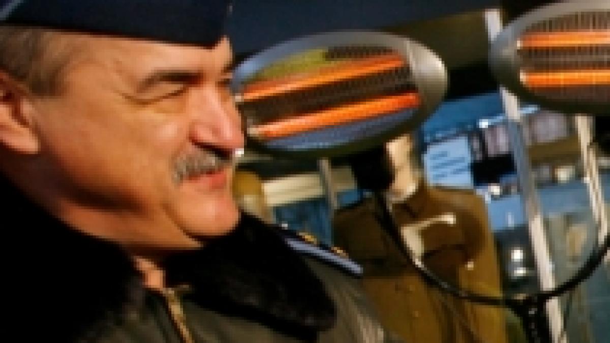 gafa la expozitia de la romaero seful aviatiei militare a ramas cu picioarele in afara carlingii