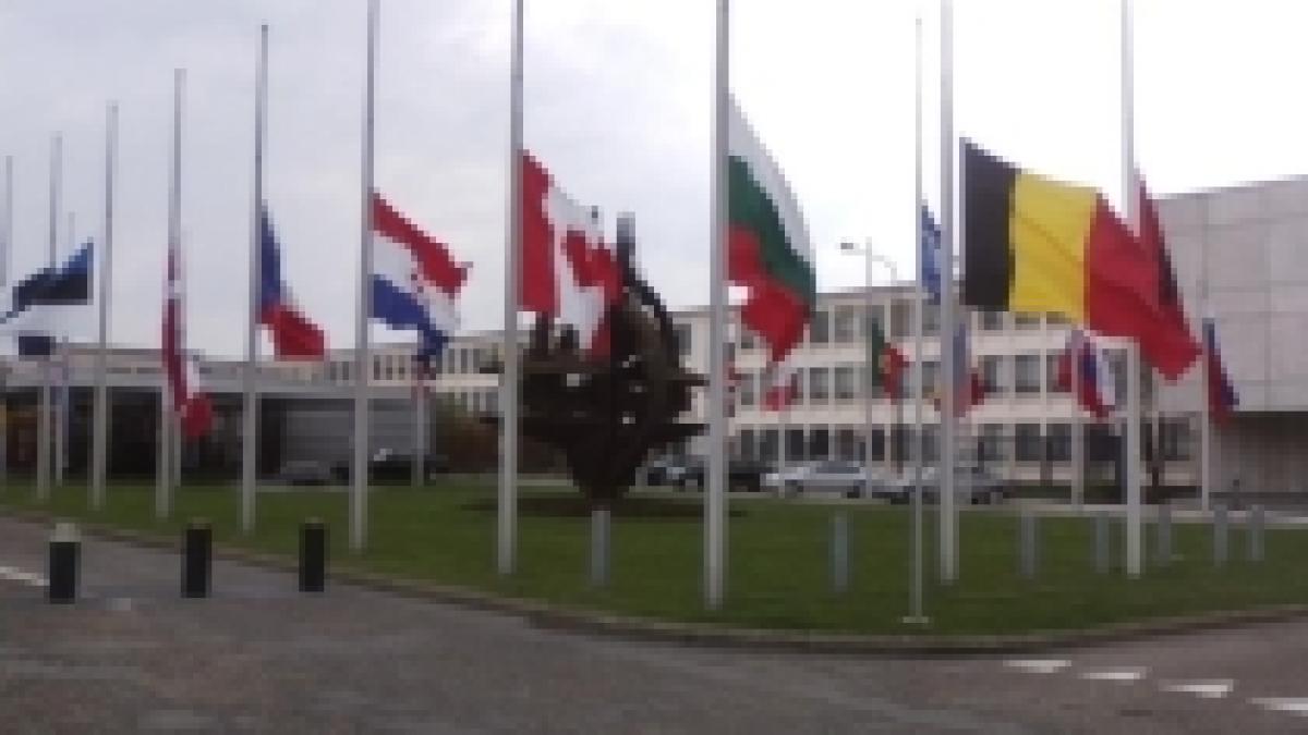 steagurile din fata sediului nato coborate in berna ca omagiu pentru moartea presedintelui polonez