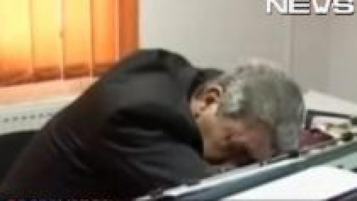 beat la serviciu secretarul unei primarii din gorj a adormit cu capul pe birou din cauza bauturii