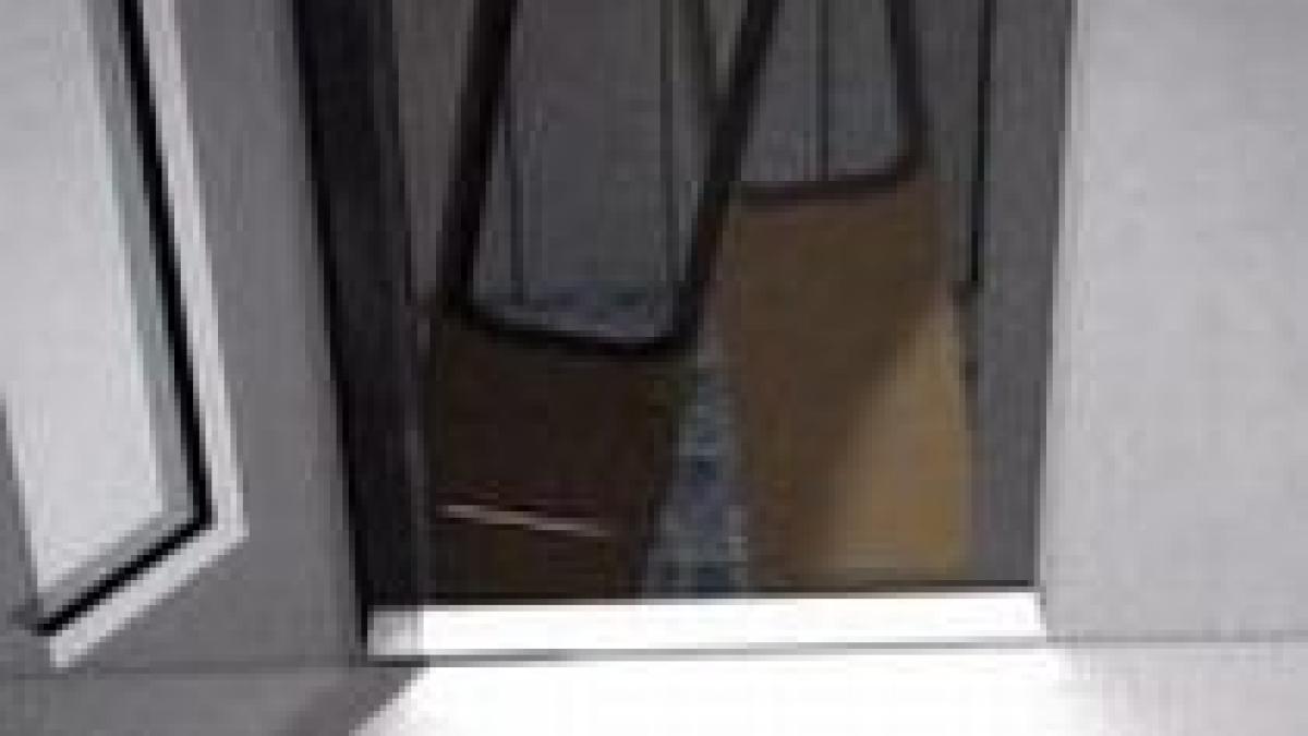 cluj napoca o tanara a murit dupa ce a cazut in putul unui lift dintr un camin studentesc video