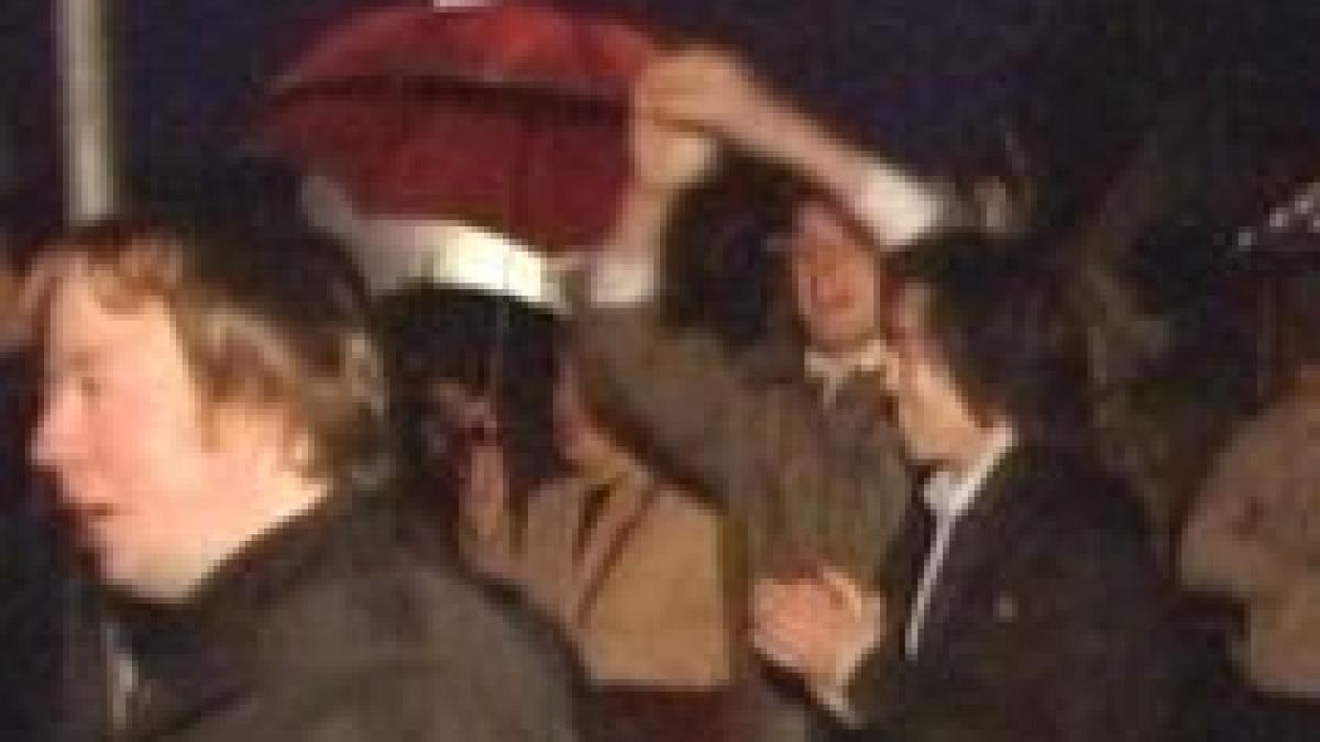 locuitorii cracoviei protesteaza fata de inmormantarea lui lech kaczynsky la catedrala wawel