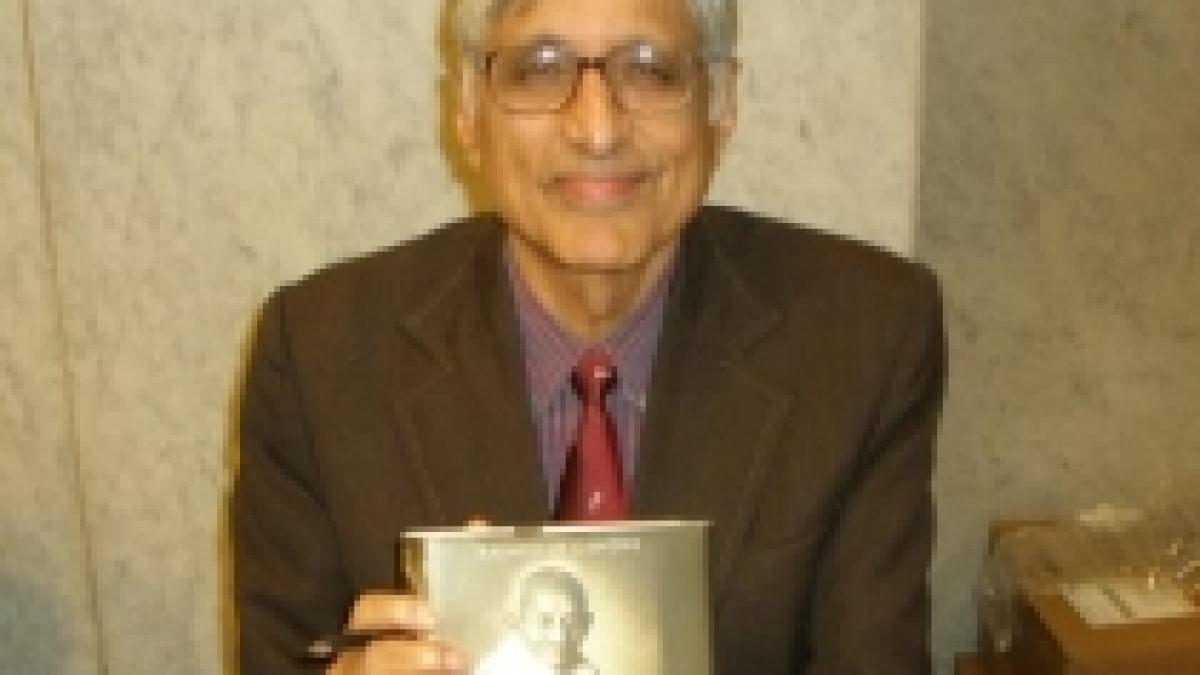 rajmohan gandhi nepotul lui mahatma gandhi viziteaza duminica orasul cluj napoca