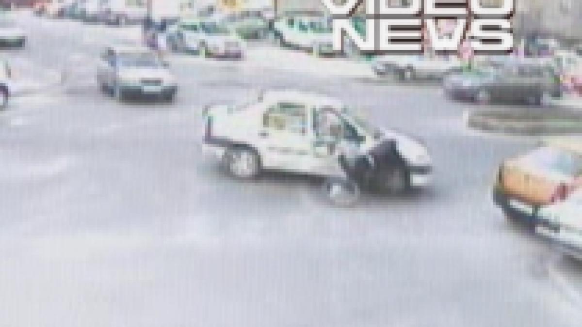 un biciclist se ciocneste cu o masina intr o intersectie din bucuresti video