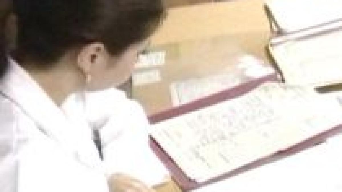 zilele de concediu medical reduse de guvern de la 45 la 30 angajatii verificati acasa cu politia