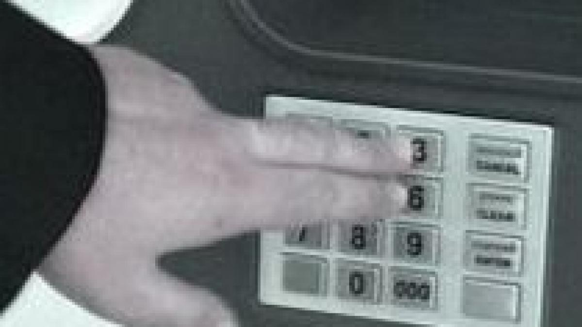 trei falsificatori de carduri bancare retinuti in urma unor descinderi diicot