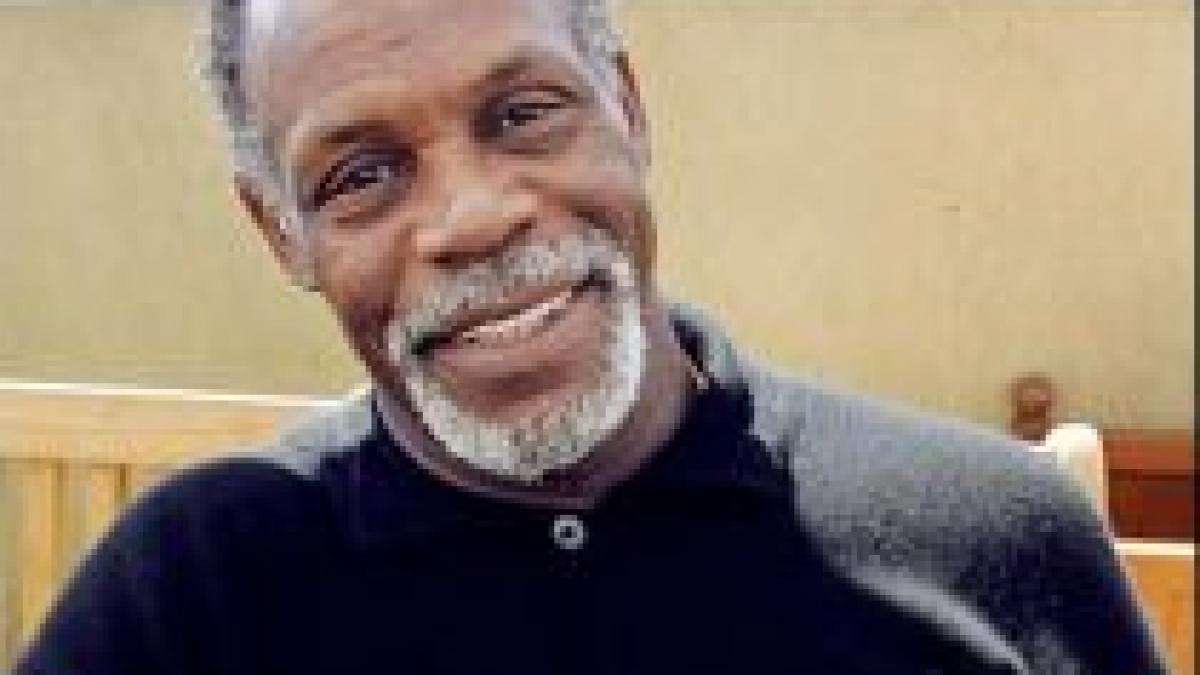 actorul danny glover retinut de politie in timpul unui protest al angajatilor unei companii