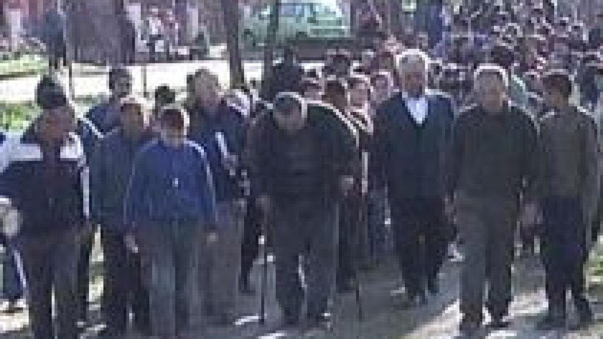 rascoala intr un sat argesean din cauza inlocuirii preotului video